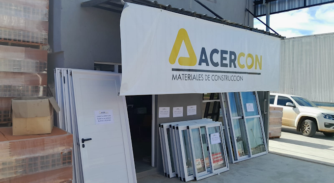 Sector de aberturas y puertas dentro del depósito de Acercon