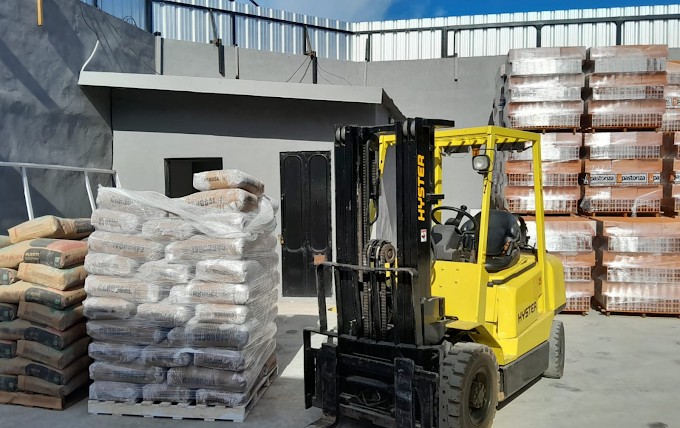 Autoelevador moviendo pallets de cemento y ladrillos en el depósito de Acercon